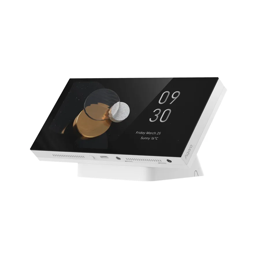 Aqara Panel Hub S1 Plus in het wit op een bureaustandaard met tijd, datum en weer op het scherm