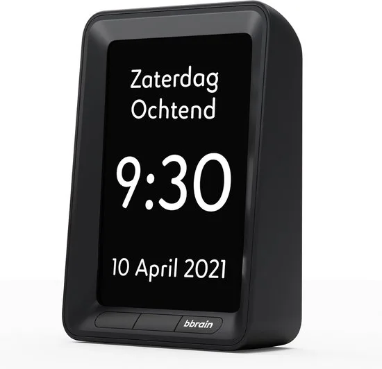 BBrain Sprekende Kalenderklok in het zwart met weekdag, dagdeel, tijd en datum in grote witte letters op een staand scherm