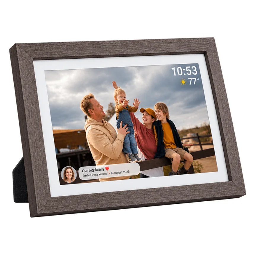 Denver PFF-1042 fotolijst in donker hout met witte rand en familiefoto op het scherm