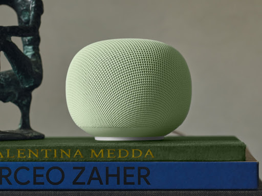 Google Home Speaker (2026) op een stapel boeken