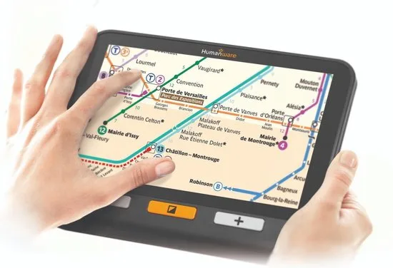HumanWare explorē 8 beeldschermloep met touchscreen waarop een vergrote metrokaart staat