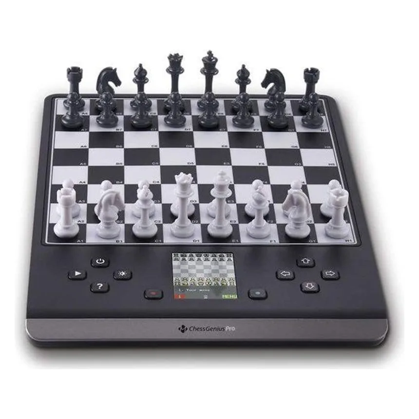 Millennium ChessGenius Pro schaakcomputer met donker bord, stukken, knoppen en klein kleurenscherm