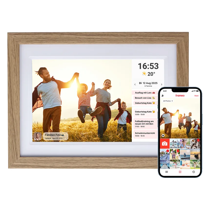 Rollei Smart Frame WiFi 1010 fotolijst met eikenlook-lijst, wit passe-partout en een telefoon met de Frameo-app