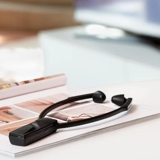 Sennheiser RS 5200 kinbeugelset met in-ear oordopjes op een tijdschrift