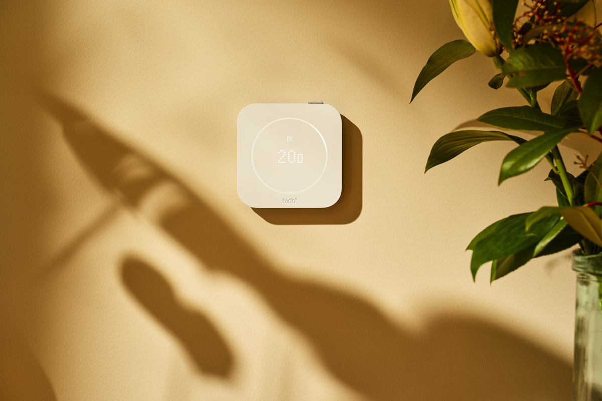 tado° Slimme Thermostaat X aan een muur met temperatuurweergave