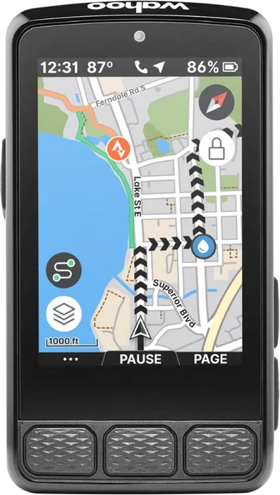 Wahoo ELEMNT ROAM 3 fietscomputer met een kaart, tijd en batterijniveau op het scherm
