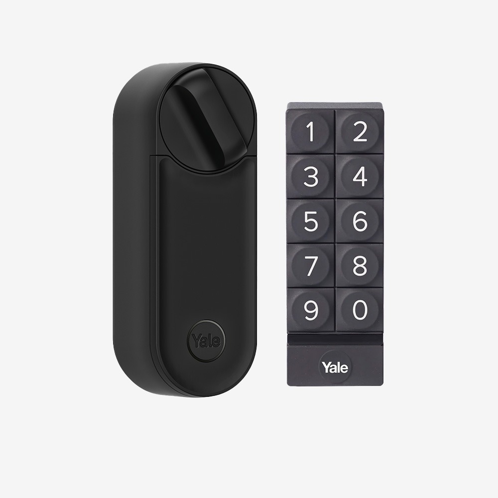 Yale Linus L2 smart lock in zwart naast een Yale Smart Keypad